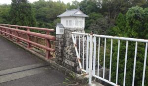 17 粉蝶橋を渡る