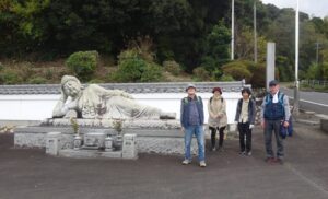 13 寝釈迦前にて