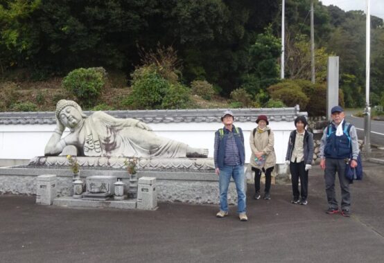 13 寝釈迦前にて