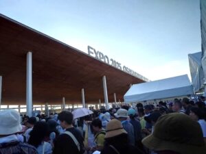 02.顔認証セキュリティ入場ゲートの人だかり