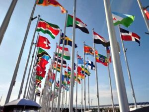 03.風でなびく参加各国の国旗