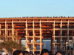 05.大屋根リングの上や下には沢山の人