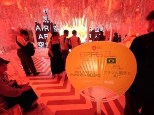 09.『ブラジル･パビリオン』で頂いたうちわと共に