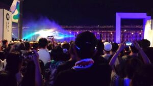 10.人の隙間から観る夜の水上ショー（ウオータープラザ）