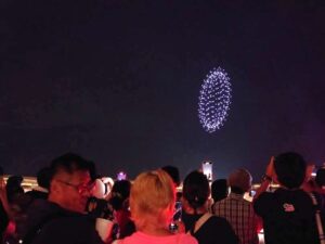 11.大屋根リングから見たドローンが放つ光の模様、その1