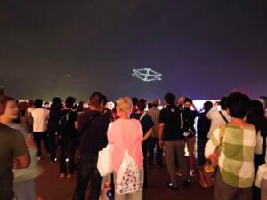 12.大屋根リングから見たドローンが放つ光の模様、その2