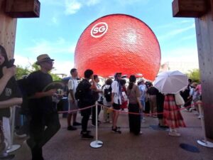 14.『シンガポール･パビリオン』と大屋根リング下で並ぶ人々