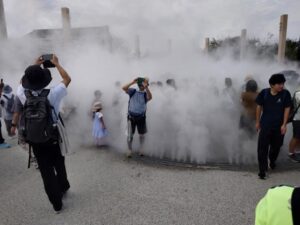 16.涼を求め地表から噴き上がるミストに群がる人々