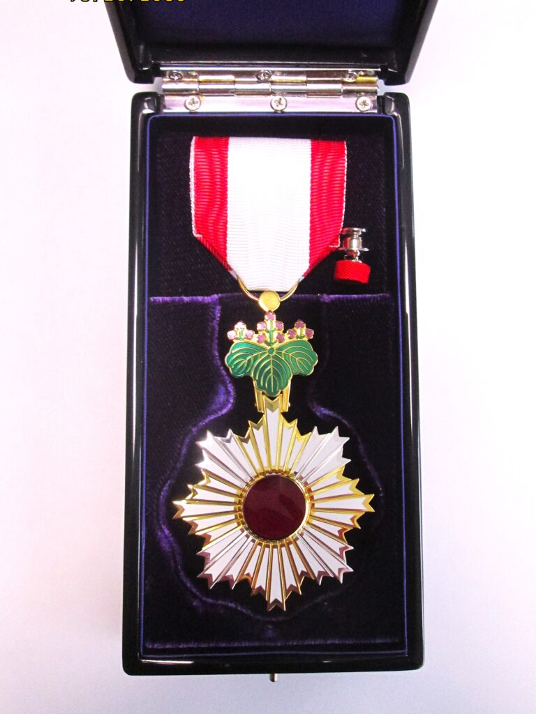 旭日双光章 勲章(拡大)