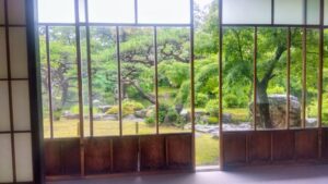 09 和館から庭園を眺める