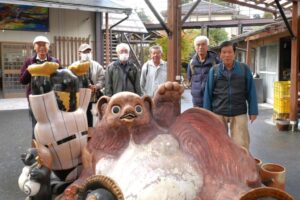 31_たぬき村内での小グループ写真-5！