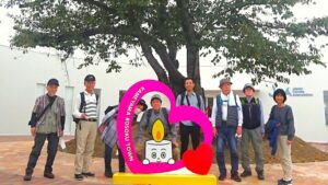 12 工場前のモニュメント