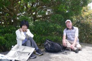 35_屋上のわずかな日陰で、昼食タイム!