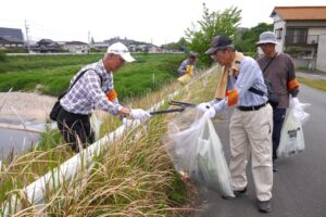 17_カンやペットボトルも、沢山あります