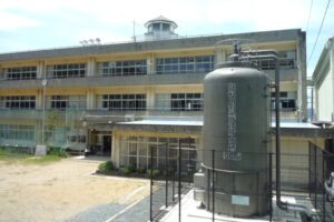 44_屋根に灯台の菅島小学校です