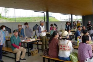 17_挨拶を聴かれる参加者の皆さん-1