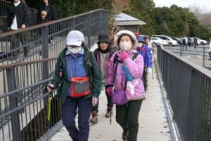 08_駐車場からスロープで、カフェテラスへ