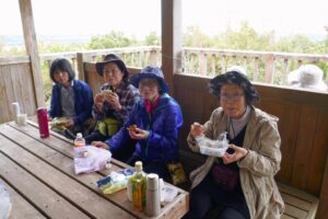 25_東屋で、昼食タイムー①