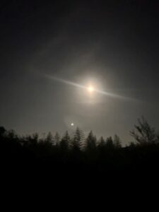 ⑥ドームの外からの月