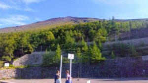 02_五合目のバス停からの富士山