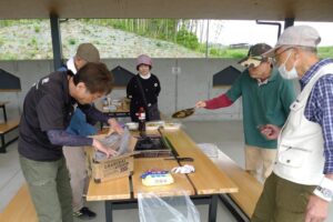 08_炭の準備をしています