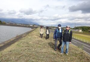 23 横山池の堤防を歩く2