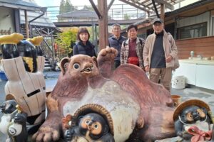 32_たぬき村内での小グループ写真-6！