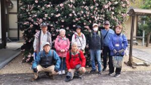 13_東雲寺の山茶花の前に集合！