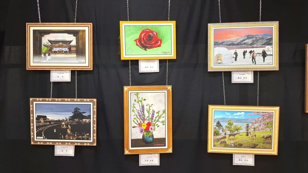 B-6.パソコン創作絵画ー②(矢形さんの作品_上段中央)