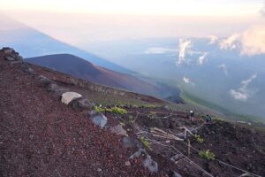 04_元祖七合目から見た､下の登山道