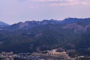 23_山頂から眺める青山高原の風力発電群