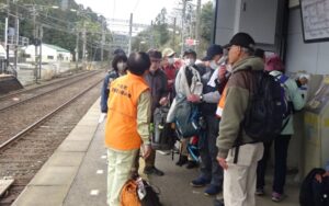 30 駅のホームで見送り