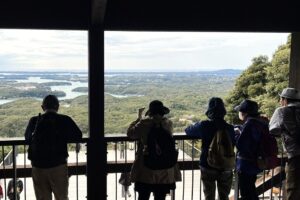 12_カフェテラスの上で、眺望を楽しむ皆さん
