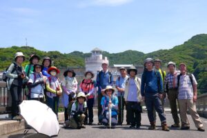 45_菅島小学校をバックに集合!