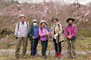 39_しだれ桜前で、もう1枚