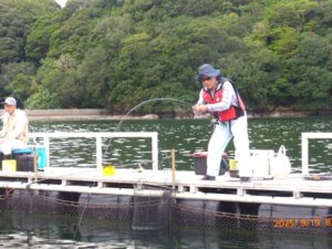 ⑤ Sbさんの竿が、ぐ～～んと曲がったぁ！