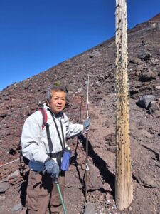 09_八合目上の賽銭木の前で！