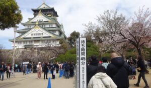 08 天守入場待ち時間看板