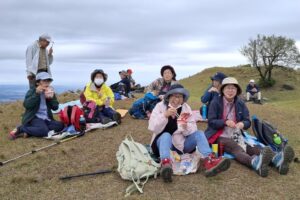 32_山頂での昼食風景ー１