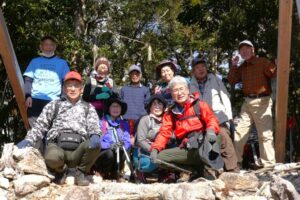 15_浅間山の鳥居の下に2班集合!