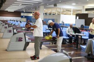 ⑤最年長の高橋さんが始球式