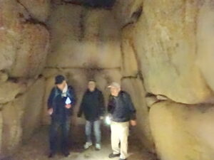 ③谷首古墳　遺跡内部での写真でピンボケ