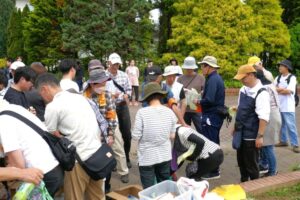 07_ゴミ袋と火バサミをもらいます