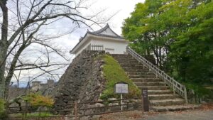 33 亀山城のやぐら跡