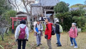 20_成就寺の境内にて