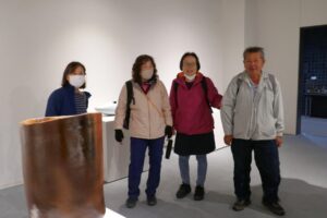 11_ちょっと変わった作品の前で