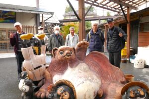 30_たぬき村内での小グループ写真-4！