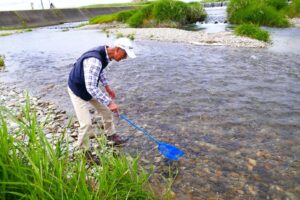 地点⑤-3_堀口さんは生き物を採集中