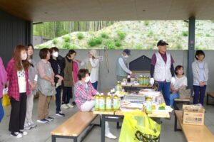 20_挨拶を聴かれる参加者の皆さん-4