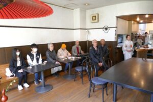 08_ご主人の笛の演奏を聴かれる皆さん！